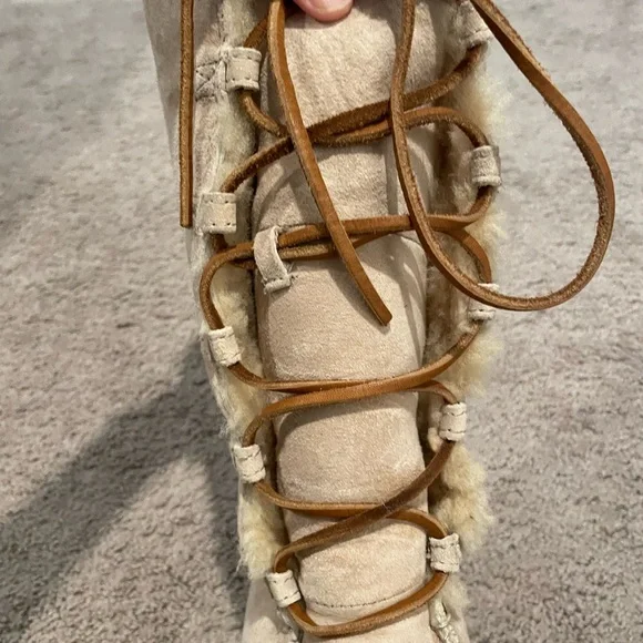 Authentic UGG uptown boots - Picture 7 of 15